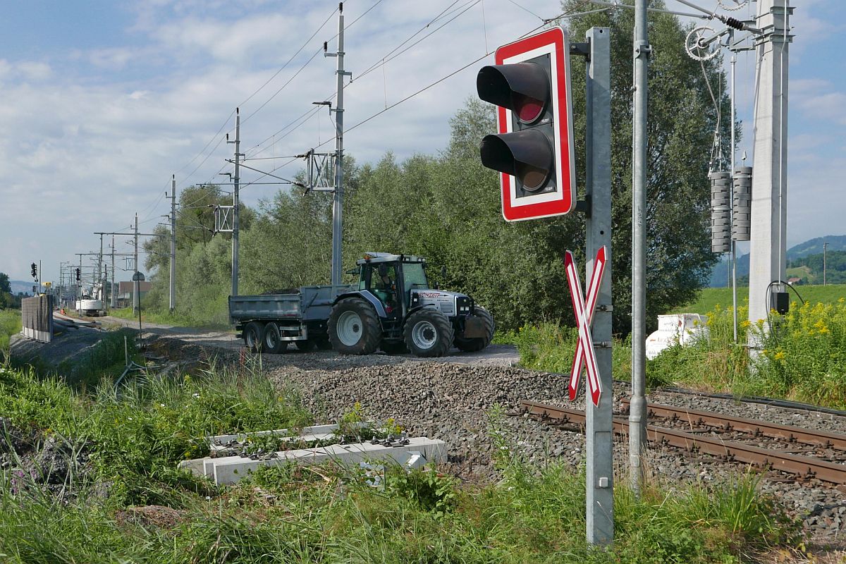 Mal keine Schienen- sondern Radfahrzeuge auf dem Gleisbett. Im Rahmen des Umbaus der Gleisanlagen im Bahnhof von Lustenau wird am 05.08.2017 mit Traktoren und Anhängern Altschotter abtransportiert.