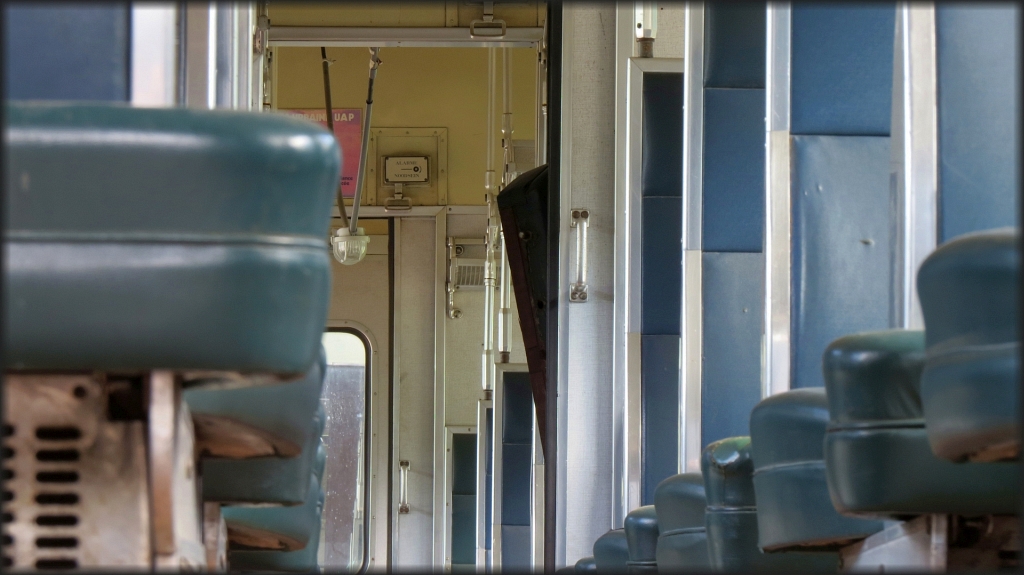  Mal kurz reingeschaut . Ein Detailfoto vom Inneren eines alten Eilzugwagens der belgischen Staatsbahn. Abgestellt am ehemaligen Bahnhof von As. Gelände ist frei zugänglich. Datiert vom 22.August 2017.