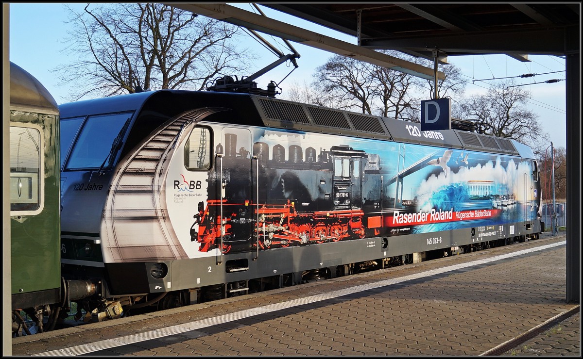 mal nur ein Bahnsteigsbild. (ich hoffe die Admins lassen mal Gnade walten) Das Foto der  heute  Seite im Ganzen.