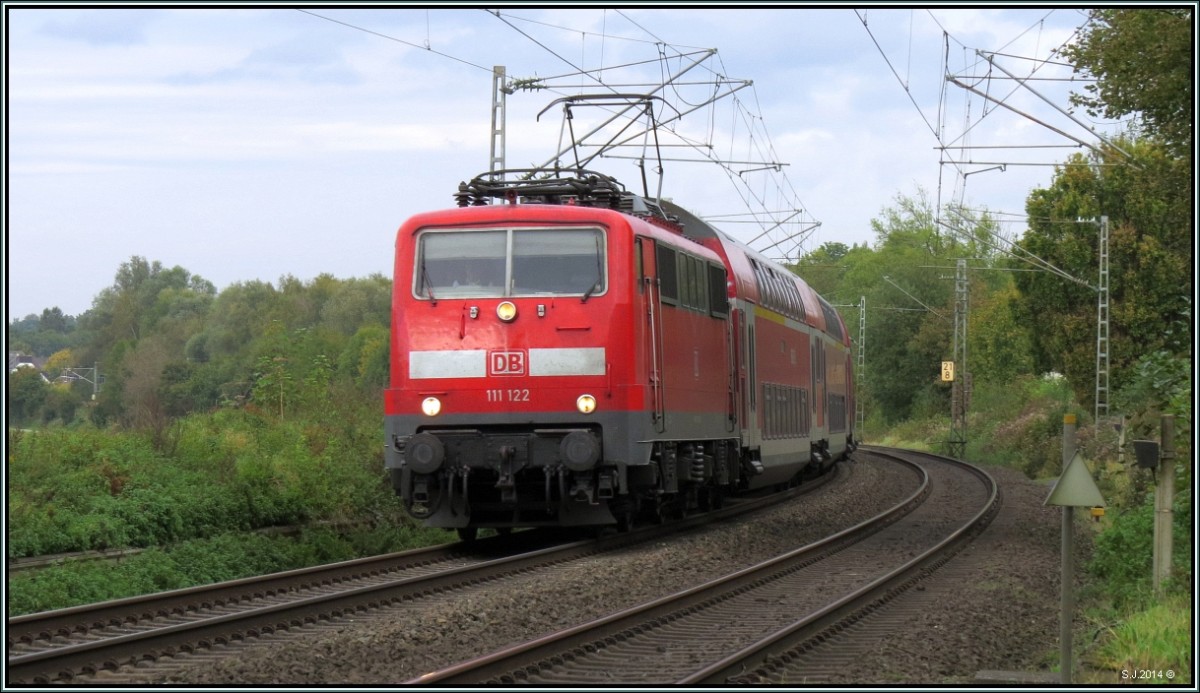Mal schauen wie lange uns diese Baureihe auf der Kbs 485 noch erhalten bleibt! Hier zu sehen die 111 122 mit dem Wupper Express am Haken (RE4) im Gleisbogen bei Rimburg am 11.Oktober 2014.