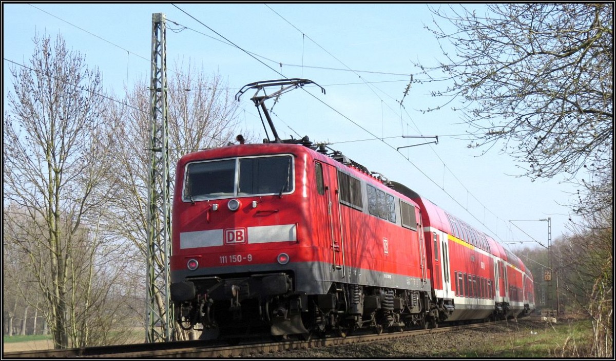 Mal sehen wie lange diese Baureihe hier noch ihren Dienst schiebt.Zu sehen ist die 111 150-9 als Schublok für den Wupper Express (RE4) im Gleisbogen bei Rimburg unweit von Übach Palenberg auf der Kbs 485 Anfang April 2015.