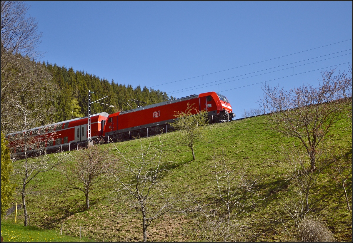Mal von unten betrachtet. 146 228-2 auf dem Bahndamm nach dem Hohnentunnel. Triberg, April 2015.