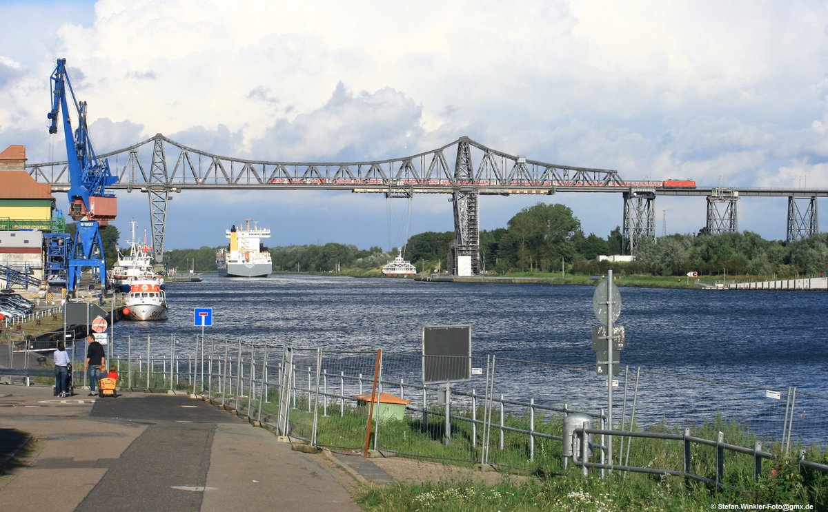 Mal was anderes von mir: Hochbrücke Rendsburg mit einem SH-Express und einer 143, fotografiert am 26.08.2012. Ich denke, das Zügle fährt so dort auch nicht mehr.....