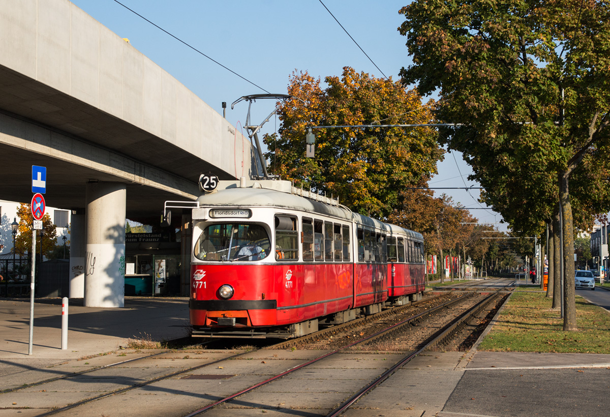 Mal was Herbstliches aus Wien,

E1 4771 + c4 1338 als Linie 25 kurz vor dem Donauspital, 11.10.2018