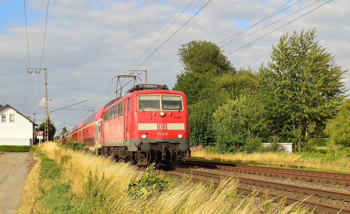 Mal wieder ein älteres Bild, eines der 111 028 die hier in Wickrath Dahler Weg am 12.7.2017 mit einem RE4 nach Aachen Hbf unterwegs ist.
