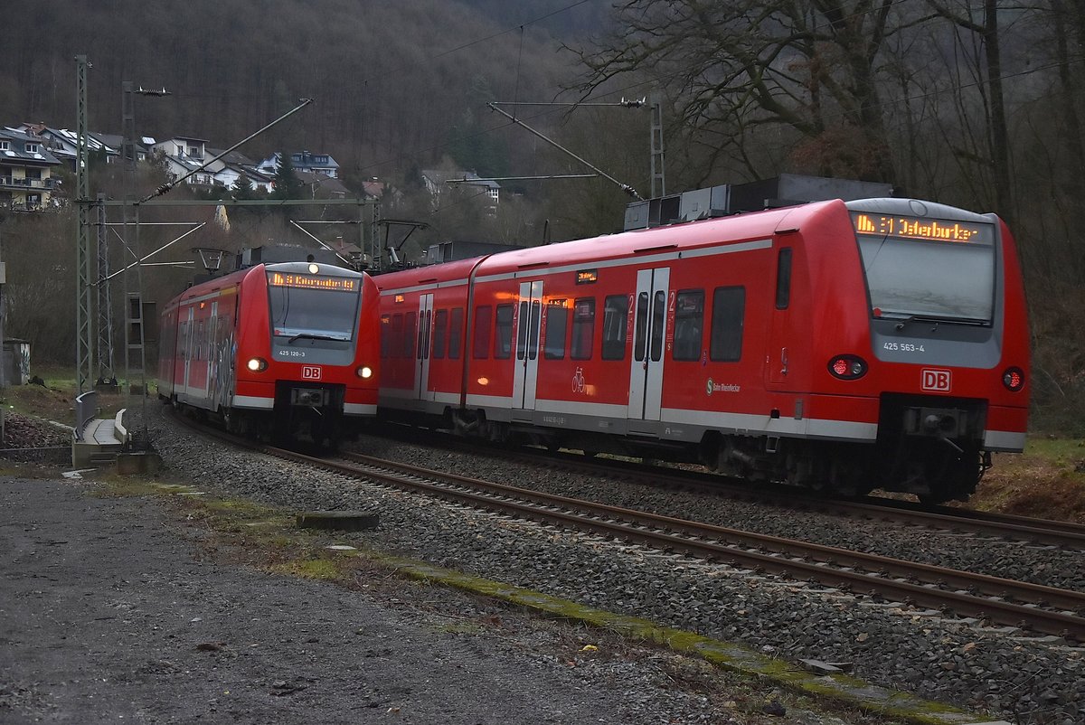 Mal wieder ein Begegnungsbild gemacht am heutigen Nachmittag in Neckarsteinach. Rechts ist der 425 563-4 als S1 nach Osterburken zu sehen und links kommt der 425 120-3 als S2 nach Kaiserslautern. 6.1.2019