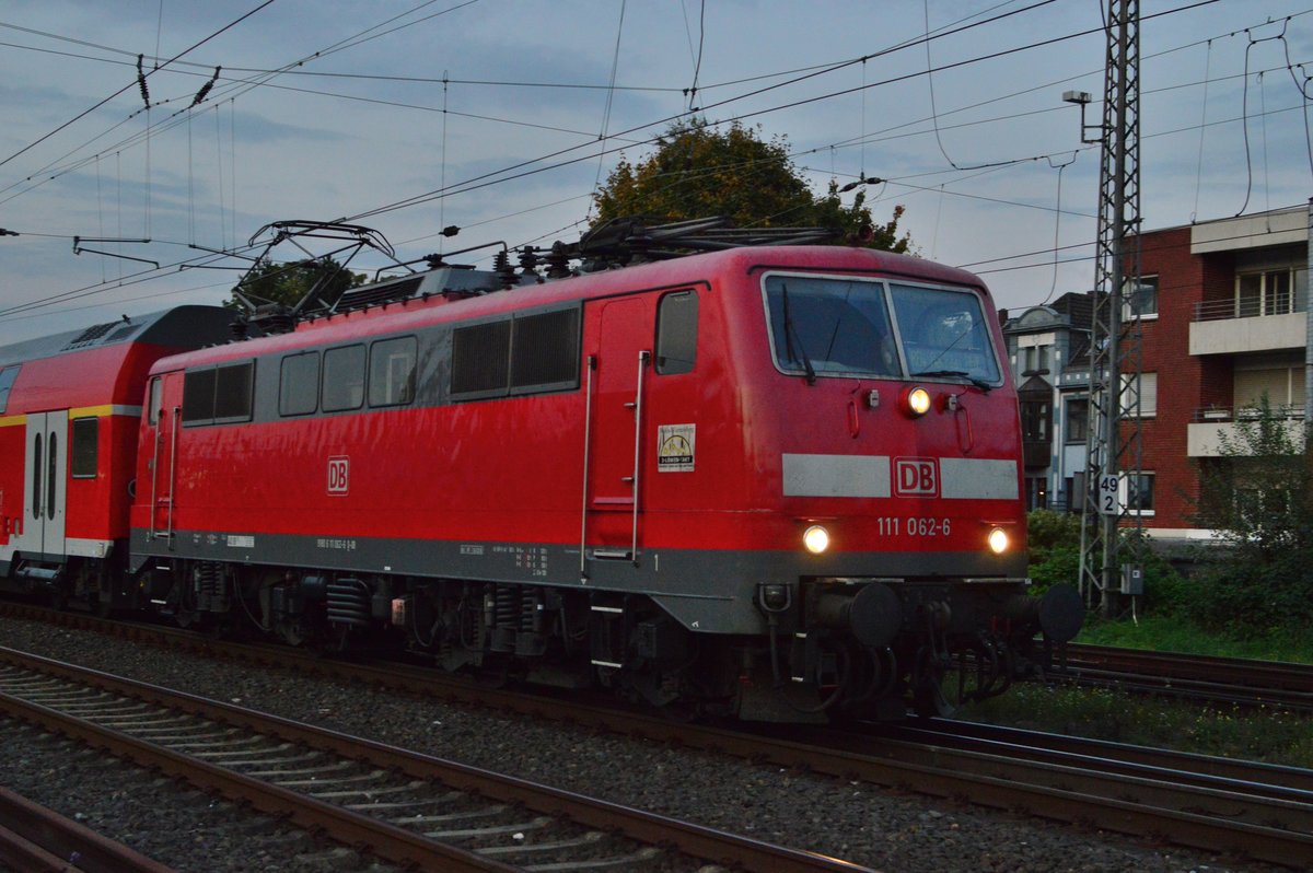 Mal wieder ein heimatliches Gefühl im Rheydter Hbf, eine ehemalige Badenerin bringt einen RE4 nach Aachen. Hier ist der Zug an der westlichen Bahnhofsausfahrt am Dienstagabend zu sehen.26.9.2017