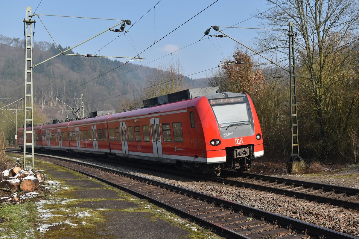 Mal wieder einen der beiden Gestrickten Triebwagen der Baureihe 425 ist als S1 nach Neckargemünd unterwegs. Der Zug endet dort wegen Bauarbeiten. Zwischen Neckargermünd und Heidelberg Hbf ist SEV angesagt. 18.2.2018