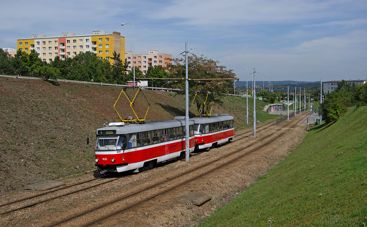 Mal wieder einen Blick ins schöne Brünn/Brno,  hier mal ein T3 Doppel 1632 + 1633 als Linei 1 in Ondrouškova, 27.08.2015. 