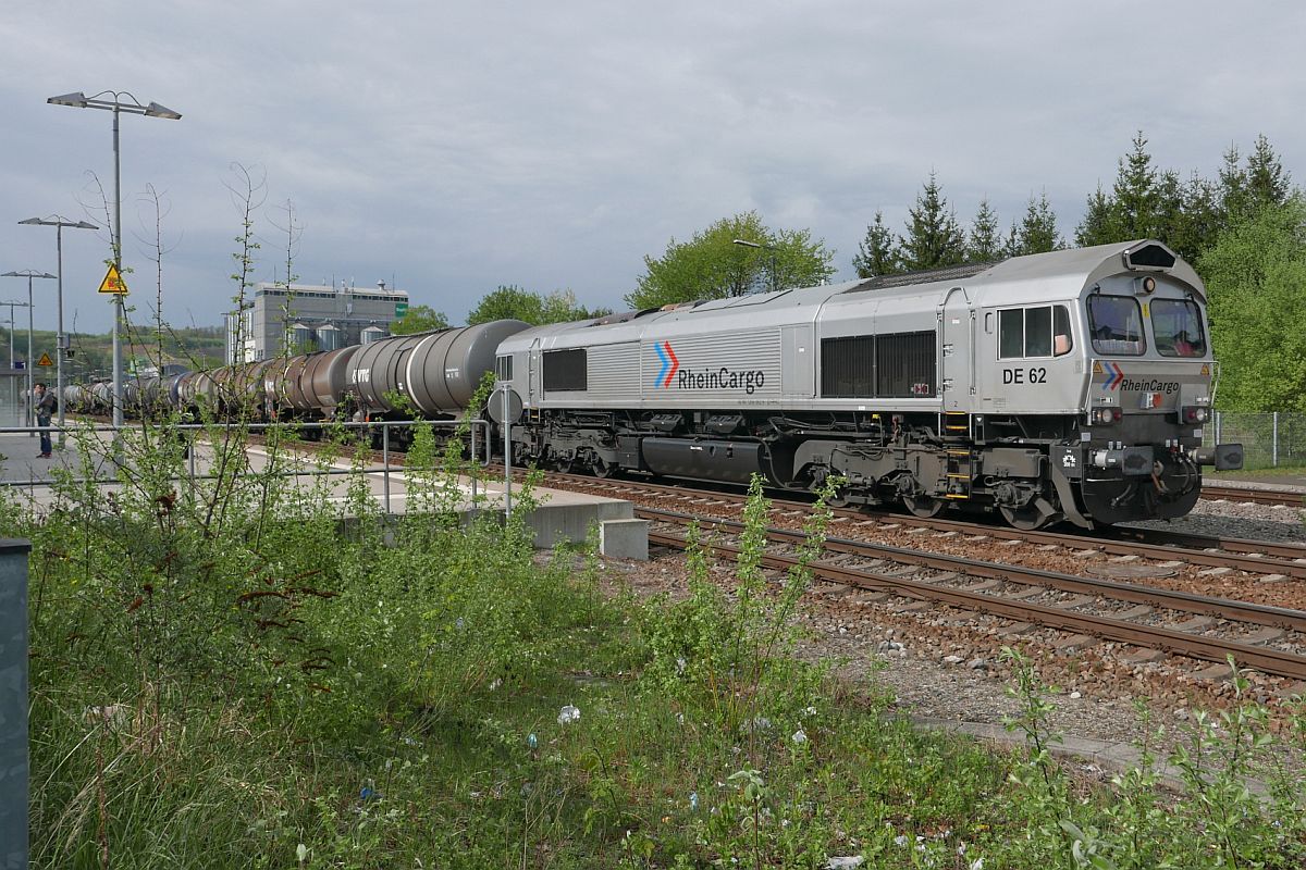 Mal wieder Linksverkehr auf der Südbahn - 266 062-9 der RHC wartet im Bahnhof Biberach (Riß) auf Streckenfreigabe in Fahrtrichtung Aulendorf (23.04.2018).