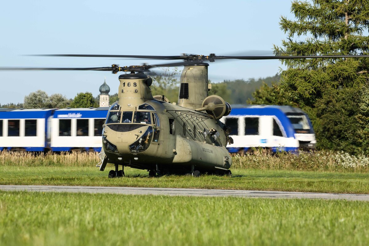 Mal wieder die Rubrik zwei Hobbys in einem Bild vereint geschafft.
BRB und ein CH-47 Chinook der United Staates Army.
Fallschirmjäger machten eine Übung in Tölz und nutzen dafür auch den kleinen Flugplatz von Warngau. Eine tolle Atmosphäre und für alle ein unvergessliches Erlebnis. Man kann sich jetzt besser vorstellen wie sich die Menschen bei der Luftbrücke in Berlin gefreut haben die Amerikaner zu sehen. 