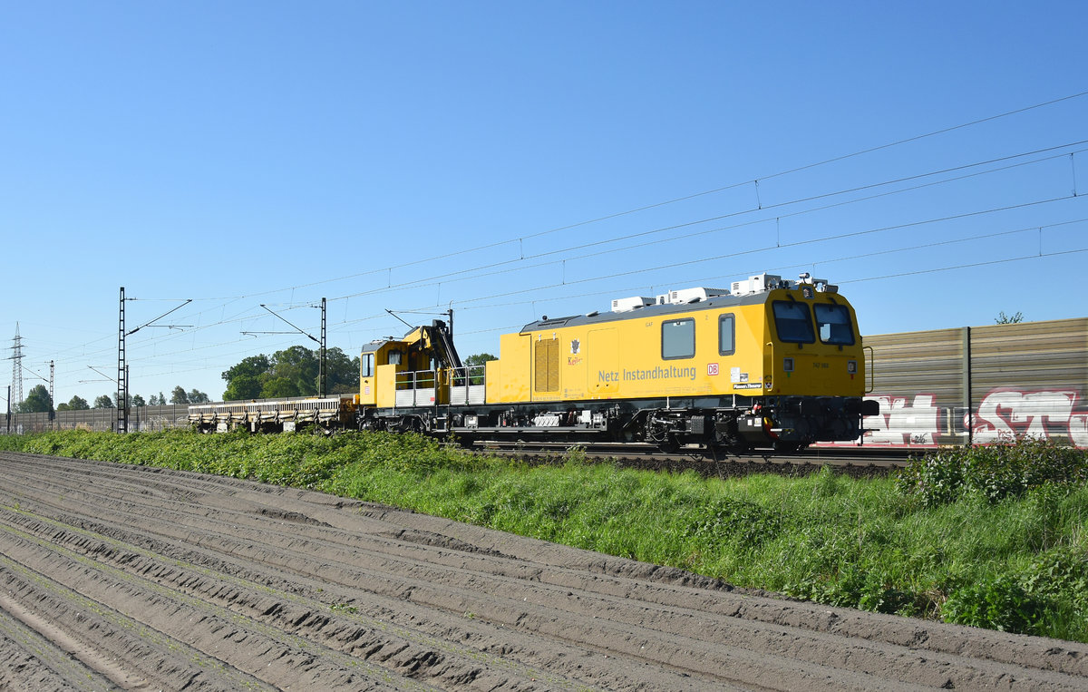 Mal wieder was besonders an dem Tag, 99 80 9120 010-0 der Netzinstandhaltung  Keiler  unterwegs in Richtung Hamburg. Höhe Bardowick, 08.05.2018.