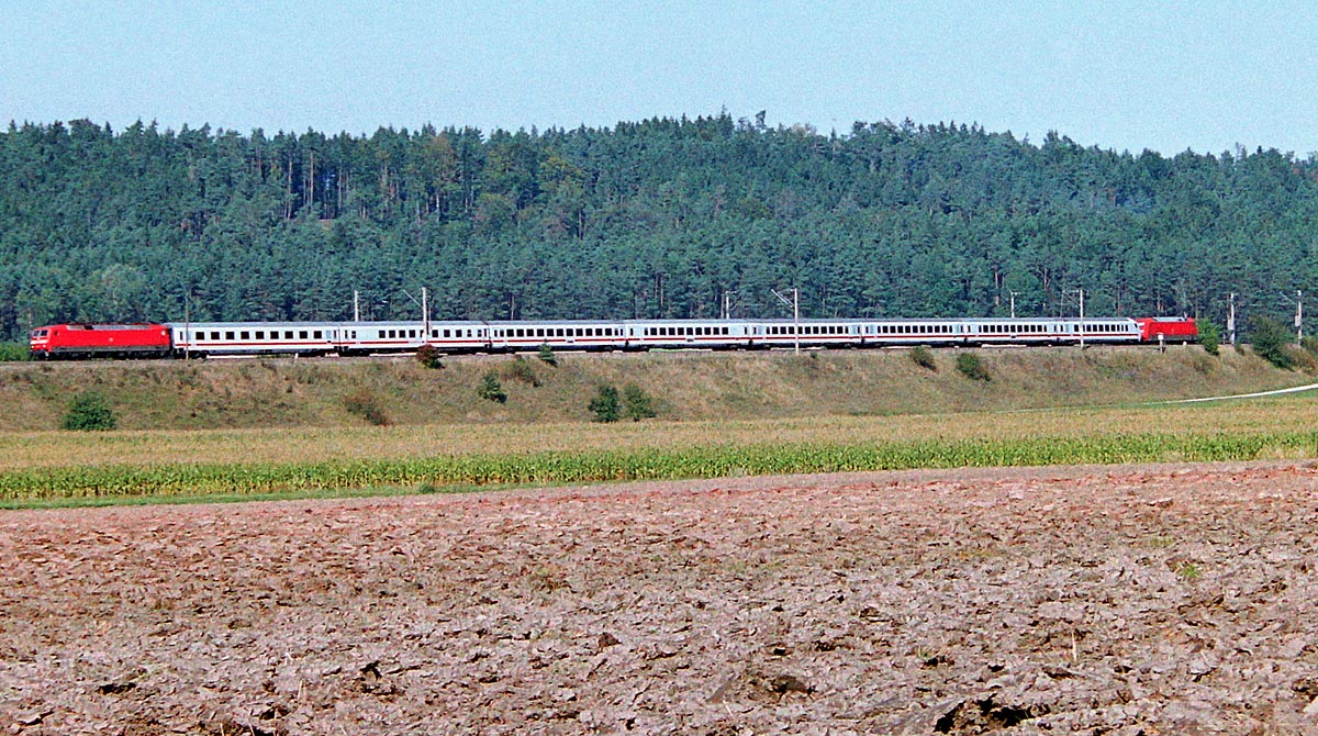 Mal wieder zwei Loks und einen Steuerwagen hatte der IC von Nürnberg nach Karlsruhe am 21.9.05 beim Waldrand westlich von Dombühl. (Scan vom Negativ)