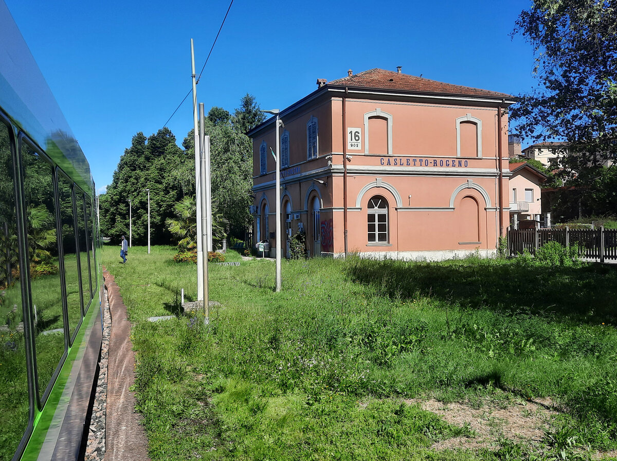 Malerischer gehts nicht: Regionalzug am Wiesen-Bahnsteig an der Station Casletto-Rogeno an der Linie Como - Cantu - Lecco. Casletto-Rogeno, 12.5.2026