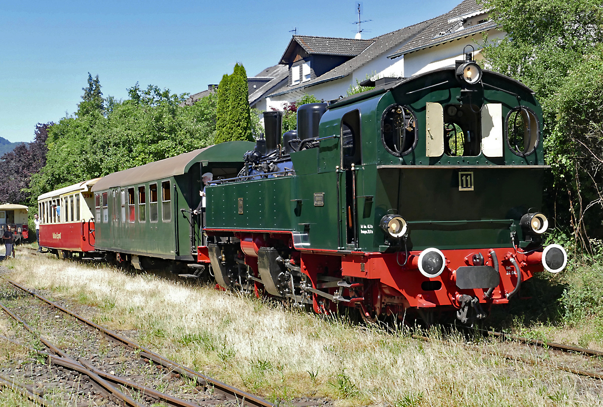 Mallet 11sm beim rangieren mit 2 abgekoppelten Personenwagen des Vulkanexpress in Oberzissen - 29.06.2019