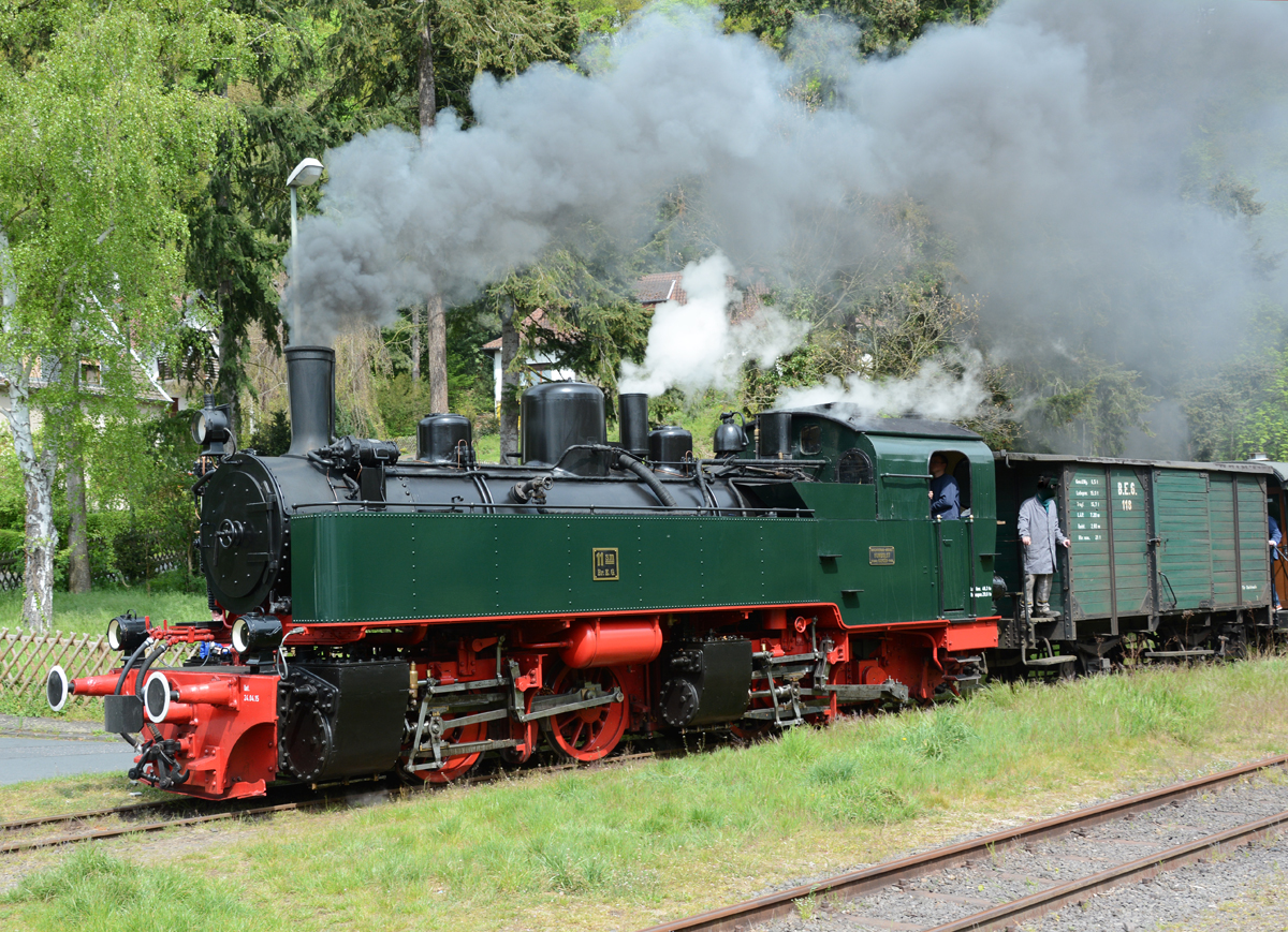 Mallet 11sm (Maschinenbau-Anstalt Humboldt) nach Überholung wieder im Einsatz bei der BEG als  Vulkanexpress . Einfahrt in den Bahnhof Burgbrohl - 02.05.2015