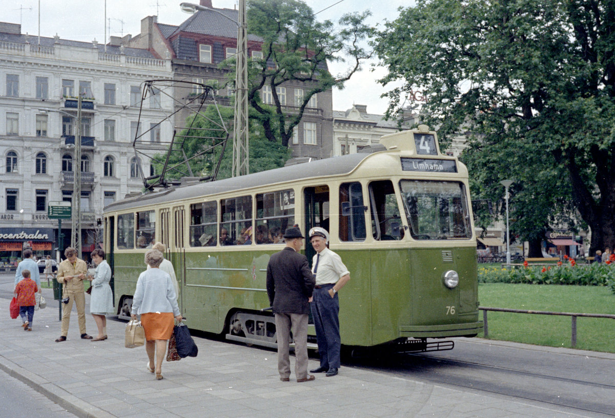 Malmö Malmö Stads Spårväger SL 4 (Tw 76) Gustav Adolfs Torg im Juli 1968. - Scan von einem Farbnegativ. Film: Kodacolor X.