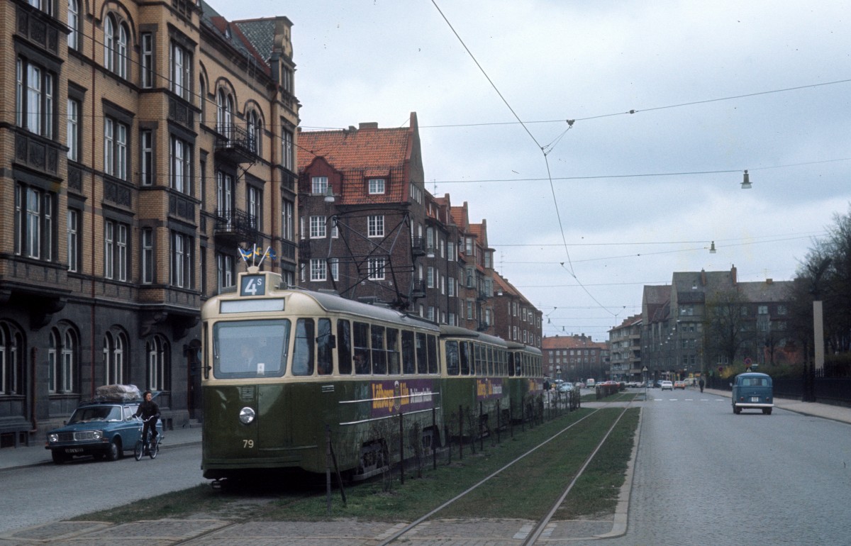 Malmö ML: Der Tw 79 schleppt am 27. April 1973 zwei Beiwagen, die in den Stossverkehr eingesetzt werden sollen. Der Zug fährt auf der Betriebsstrecke in der Föreningsgatan.
