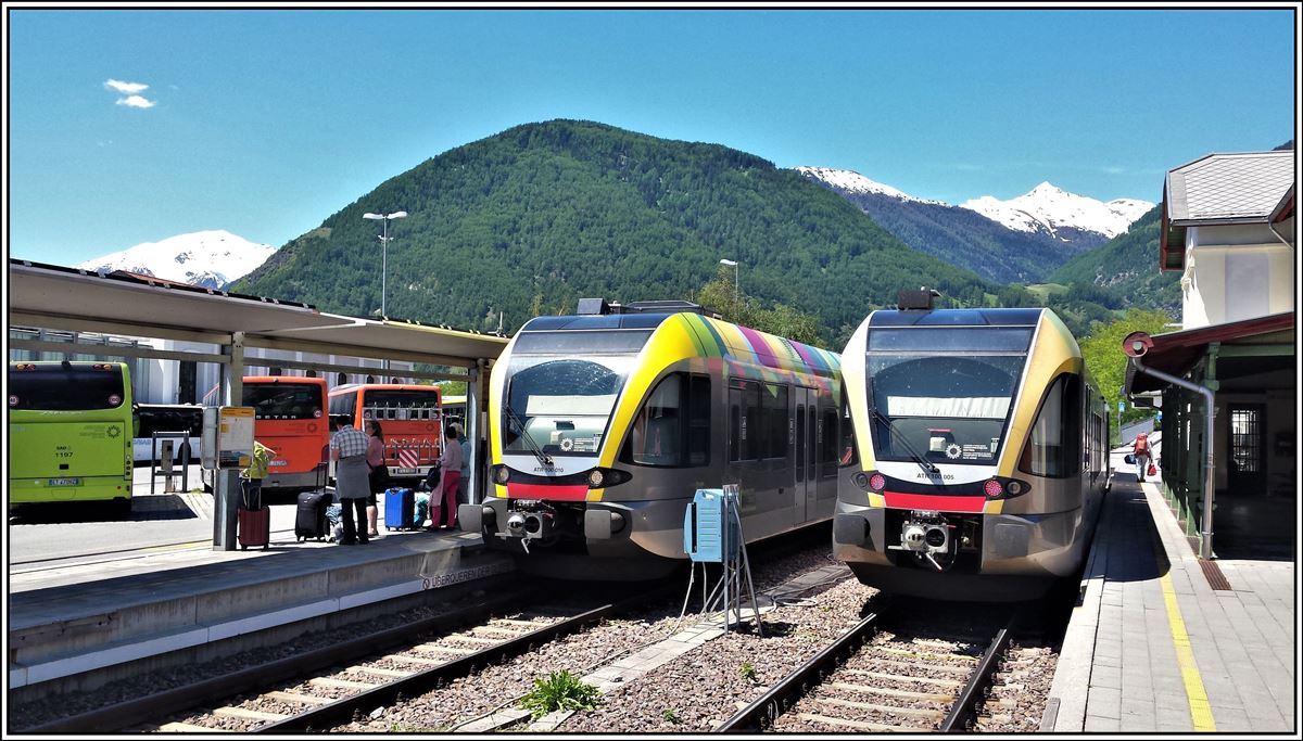 Mals im Vinschgau/Malles Val Venosta ist Ausgangspunkt der Vinschgerbahn nach Meran. Die Strecke wird in nächster Zeit elektrifiziert, was angesichts der ständig überfüllten Diesel GTW von Stadler Rail dringend nötig ist. Noch sieht man aber nichts davon. Die zweistündlichen beschleunigten Züge werden mit einer Garnitur geführt und sind gewöhnlich brechend voll, hier R214 mit ATR 100.010 und daneben R118 mit ATR 100.005. (02.06.2019)