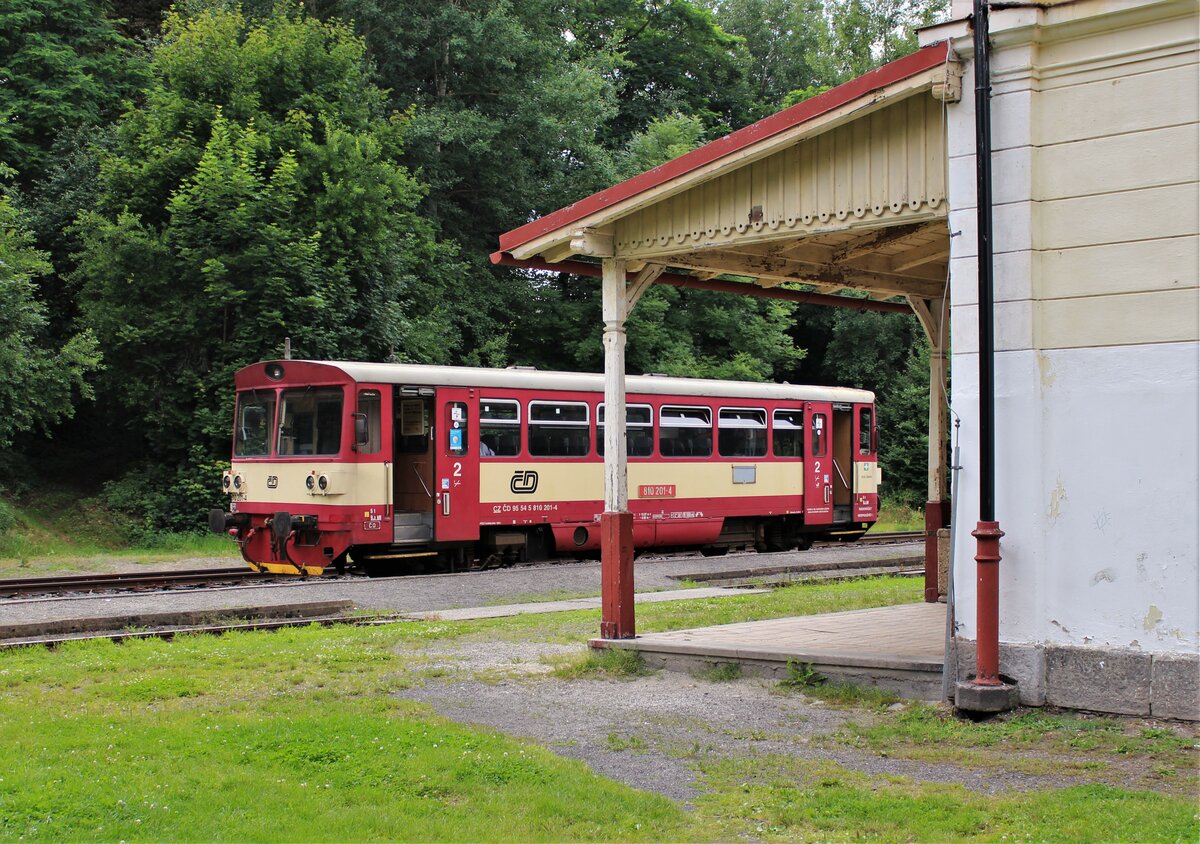 Man braucht schon viel Glück einen 810er von Cheb nach Luby u Chebu zu erwischen. Am 26.07.21 klappte es endlich. 810 201 als Os 27215 in Luby u Chebu.