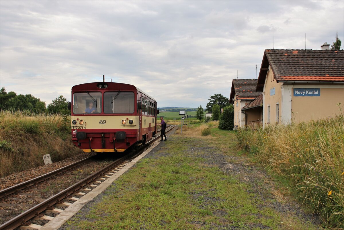 Man braucht schon viel Glück einen 810er von Cheb nach Luby u Chebu zu erwischen. Am 26.07.21 klappte es endlich. 810 201 als Os 27215 in Nový Kostel.