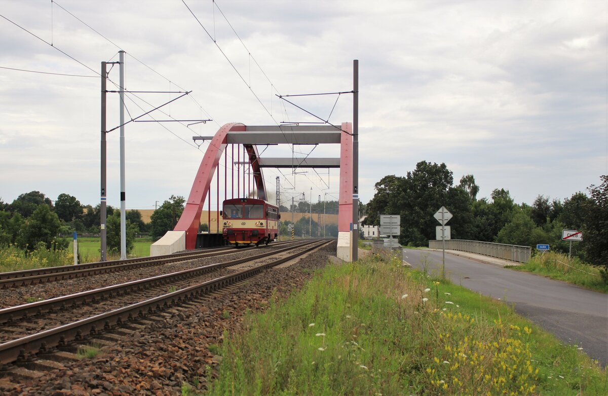 Man braucht schon viel Glück einen 810er von Cheb nach Luby u Chebu zu erwischen. Am 26.07.21 klappte es endlich. 810 201 als Os 27213 bei Tršnice.