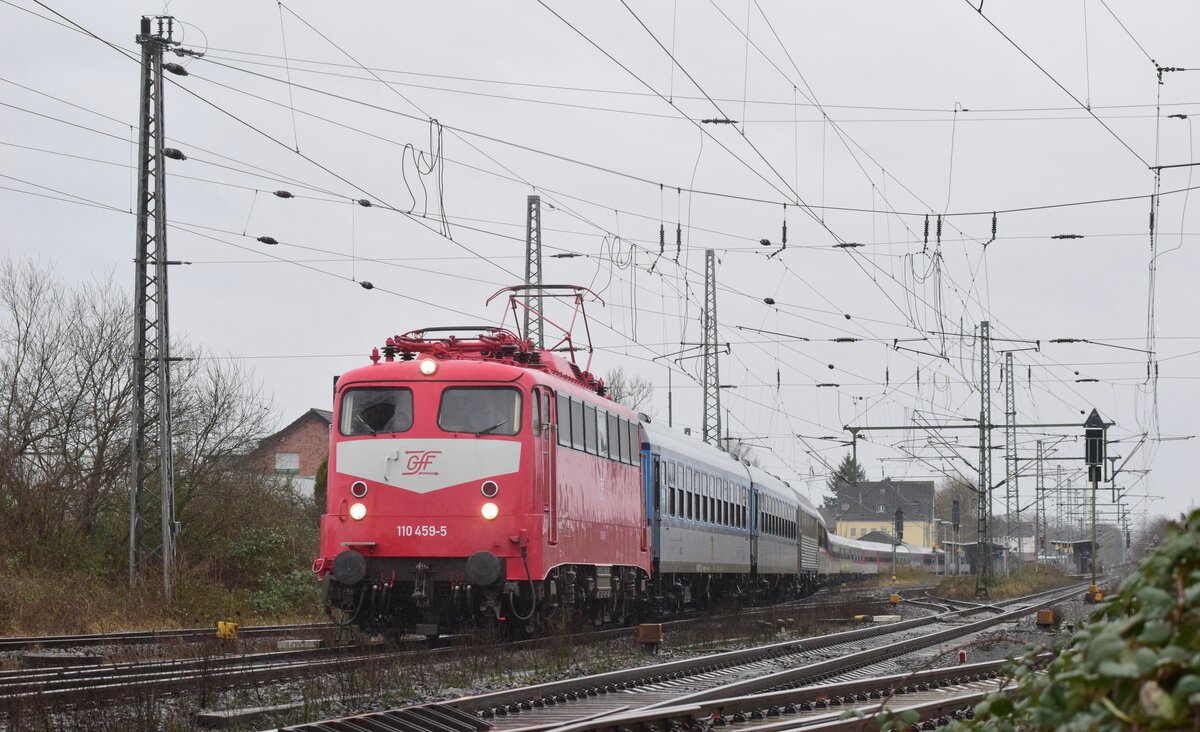 Man fühlt sich fast in der Zeit zurück versetzt als solche Aufnahmen noch Alltag waren. 110 459-5 der Gff zieht den Alpen Express mit ca +560 Minuten Verspätung durch Grevenbroich in Richtung Mönchengladbach. Die 110er wird den Zug noch bis Venlo führen.

Grevenbroich 20.02.2022