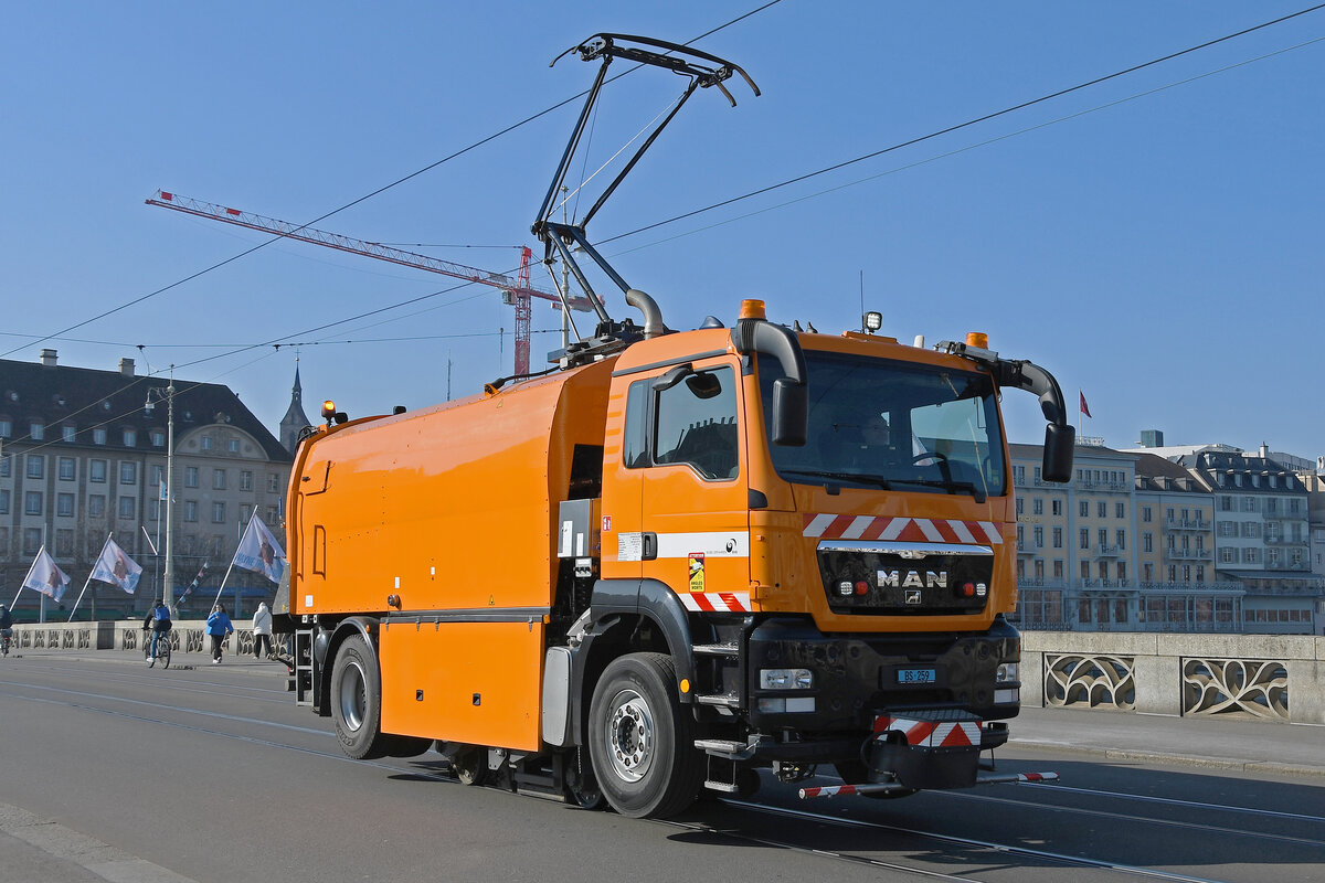 MAN Geleiseriniger 2827 überquert am 09.02.2023 die Mittlere Rheinbrücke. Der Pantograf dien zum Ansteuern von Signalen und zum stellen von Weichen.