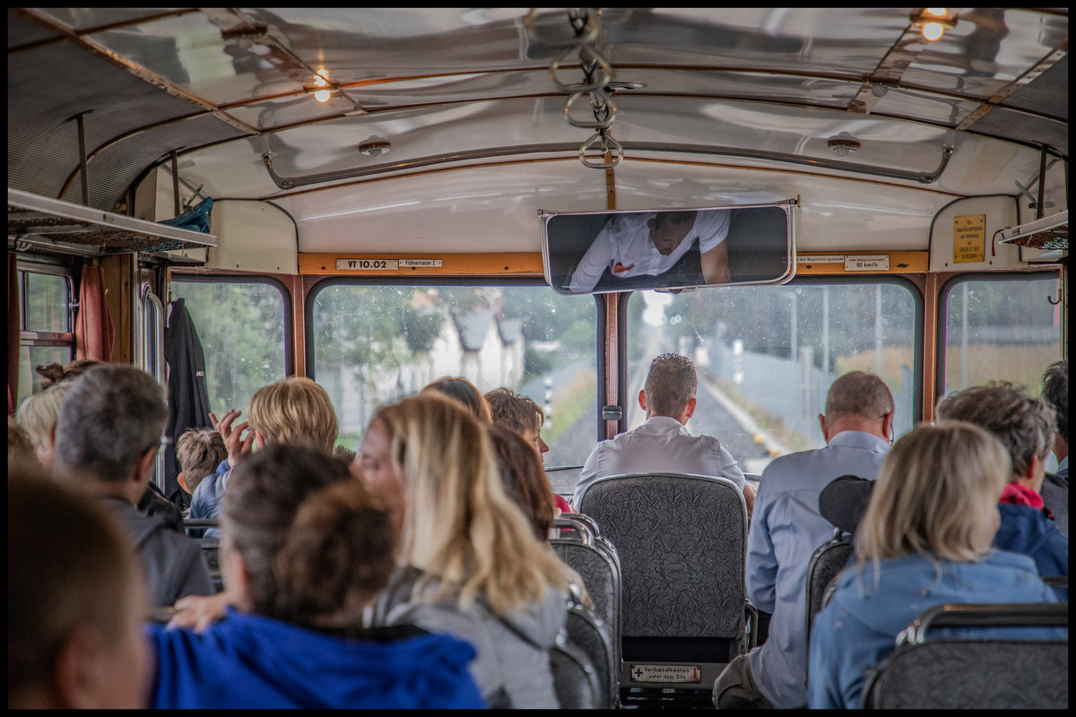 Man glaubt in einer anderen Zeit angekommen zu sein wenn man auf den Komfortablen Bänken des  Ürdinger´s   Platz nimmt . 
VT10.02 im Zuge einer Sonderfahrt an diesem 7.09.2019