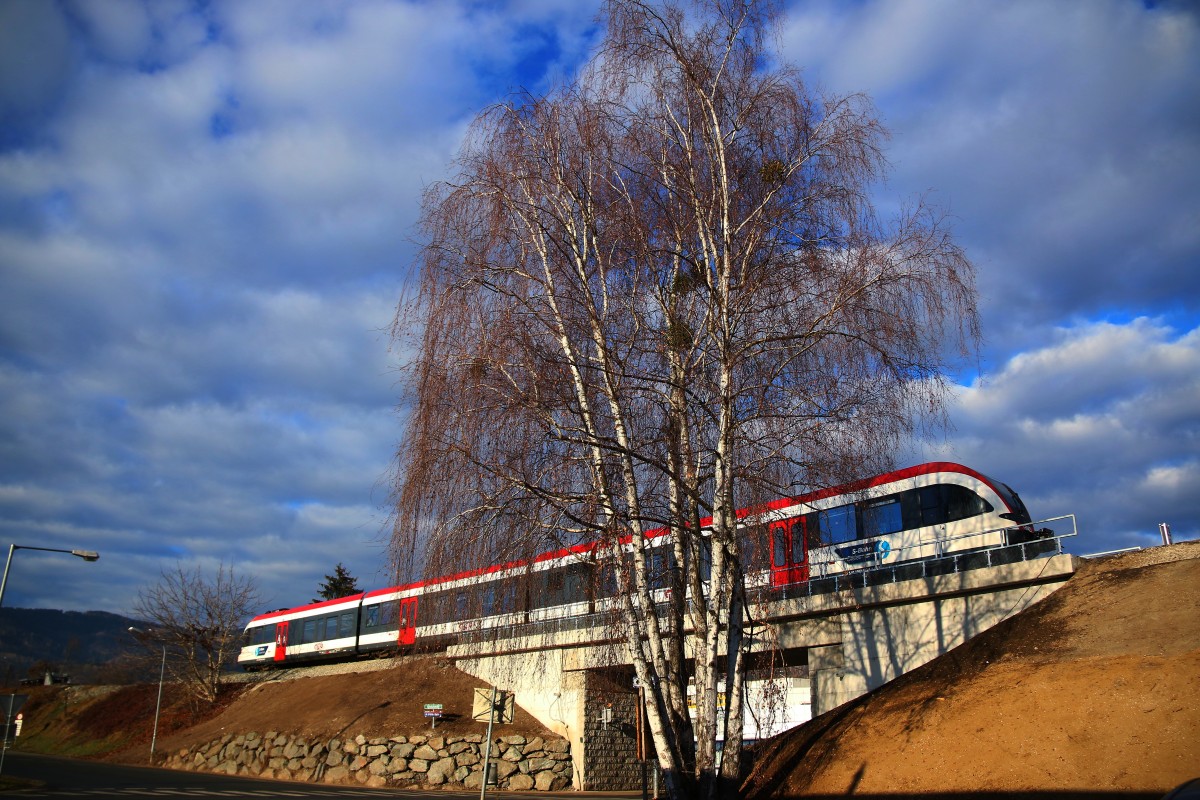 Man glaubt es sei im Sommer . Am 24.12.2015 befährt ein GTW 2/8 die frisch sanierte Brücke bei Deutschlandsberg. 
