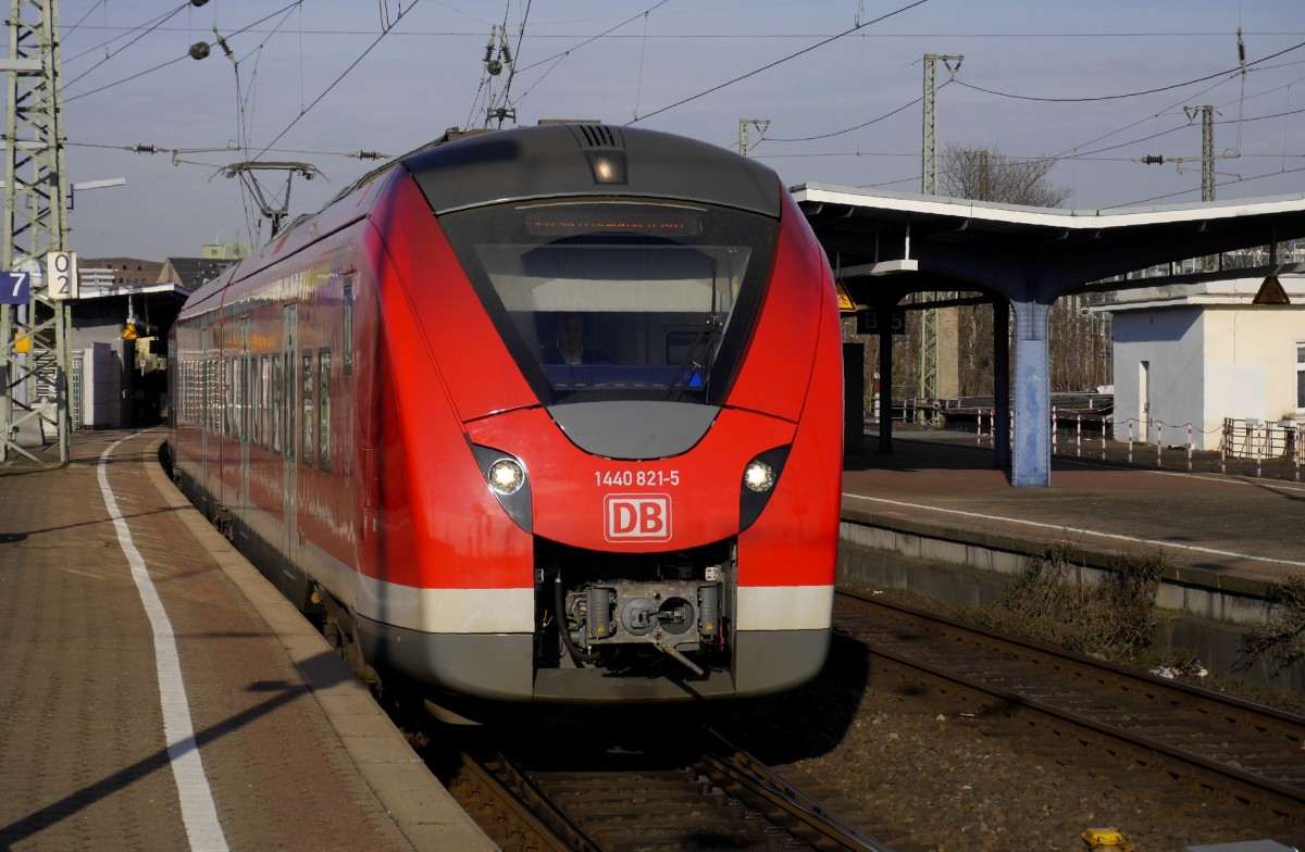 Man kann sie noch so oft fotografieren, sie wird einfach nicht schner, die Front der neuen 1440er. Im Bild 1440 821, Neuss Hbf, Gleis 7, 7.3.15, S 8 nach Mnchengladbach.