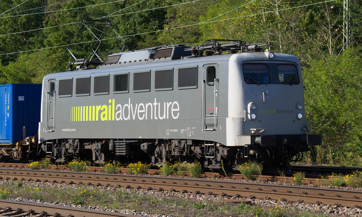 Man könnte fast meinen, dass Jemand die Blumen extra zur Begrüßung von 139 558 dort platziert hat. Verdient hätte die Alte Damen den Gruß auf jedem Fall. Hier überführt sie neue Desiro City Triebzüge, die für England bestimmt sind. Im Bahnhof ist Übergabe an die französischen Kollegen von Akiem. 28.09.2015 