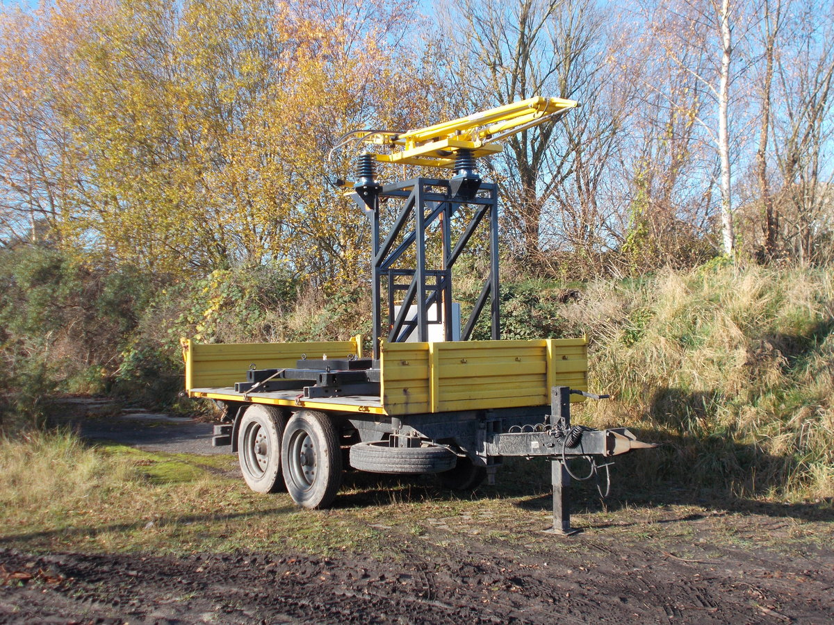 Man könnte meinen ein Wagen mit Stromabnehmer,dabei ist der Stromabnehmer,am 07.November 2017,in Bergen/Rügen,nur Verladen wurden.
