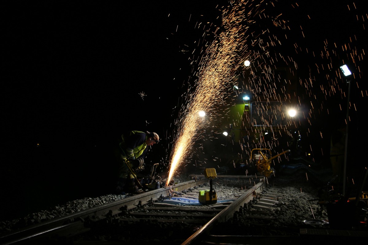 Man könnte meinen das es für die eintreffende Gleisbaumaschine ein Feuerwerk gibt. Erste Schweißstelle dieser Nacht am 4.05.2014