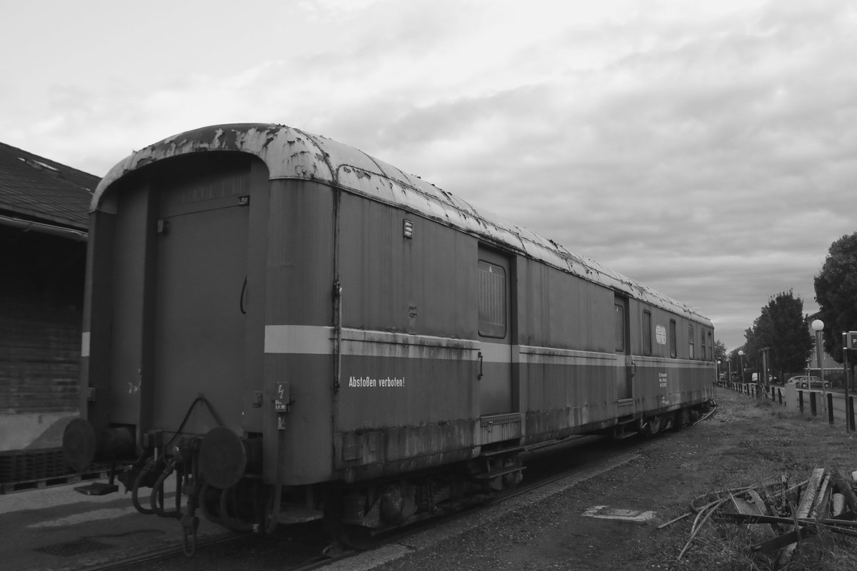 Man könnte meinen in der Zeit zurückgereist zu sein ,... 
Lange Jahre hat der Umfunktionierte Postwagen gute Dienste für die Sicherungstechniker in Deutschlandsberg getan. 
Der 12.10.2016 war allerdings sein letzter Tag.