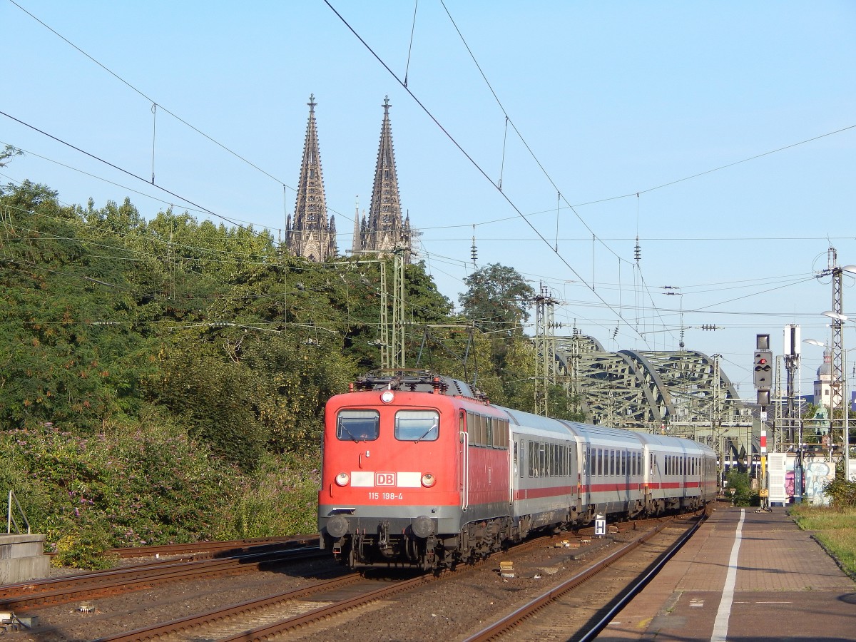 Man könnte sagen es sein die guten Zeit als noch die 115er vor den InterCity Zügen hingen. Doch hierbei handelt es sich um den PbZ mit 115 198-4. Er wird gleich ins Deutzer Feld fahren und dort weitere Schadwagen abholen.

Köln Deutz 01.08.2015
