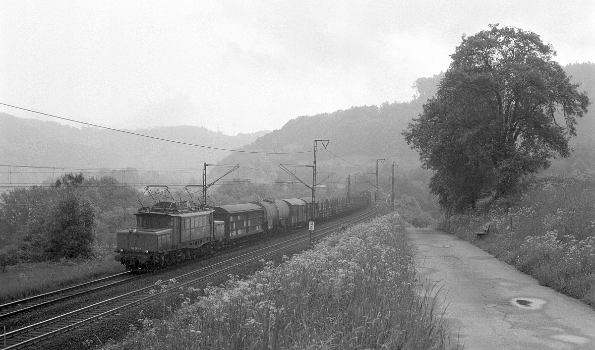 Man musste schon aufpassen, wenn man einen die Rampe abwärtsfahrenden Güterzug mit Zuglok 194 nicht versäumen wollte. 194 062 bei Block  Hain  (3.10.1981).