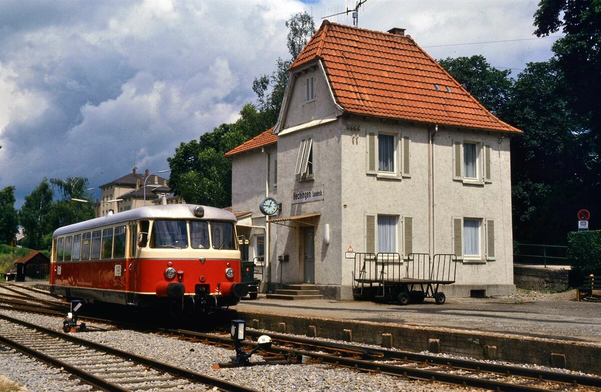 MAN-Schienenbus der Hohenzollerischen Landesbahn vor dem Landesbahnhof Hechingen (HZL), 29.10.1984 