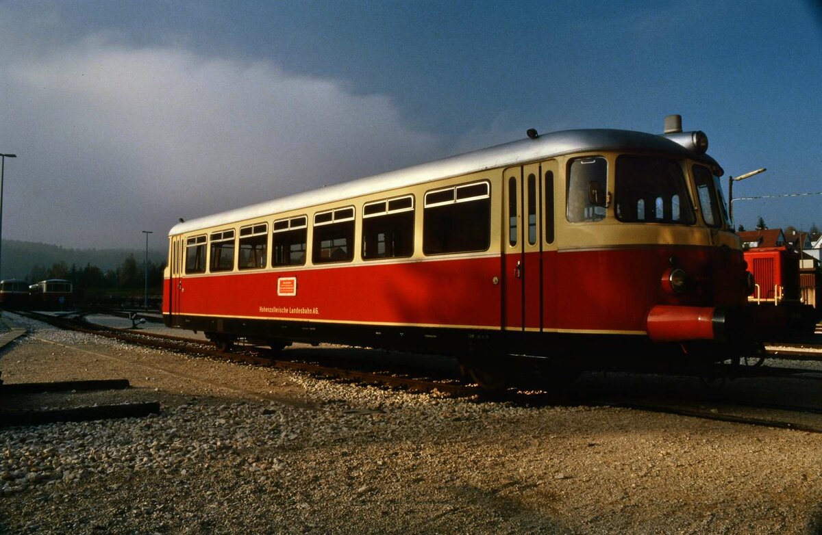 MAN-Schienenbus der Hohenzollerischen Landesbahn vor dem Bw Gammertingen unmittelbar vor einem Unwetter.
Datum: 29.10.1984
