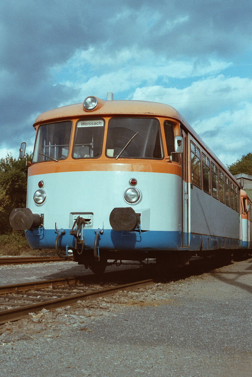 MAN-Schienenbus VS 113 der Strohgäubahn Korntal-Weissach mit lebenszugewandter Farbgebung vor dem Depot Weissach 1983