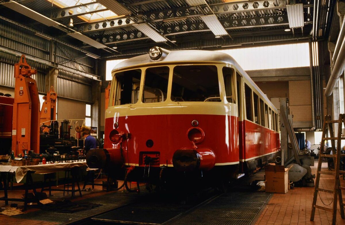 MAN-Schienenbus VT 6 der Hohenzollerischen Landesbahn (HzL) bei seiner Überholung im Bw Gammertingen.
Datum: 29.10.1984 
