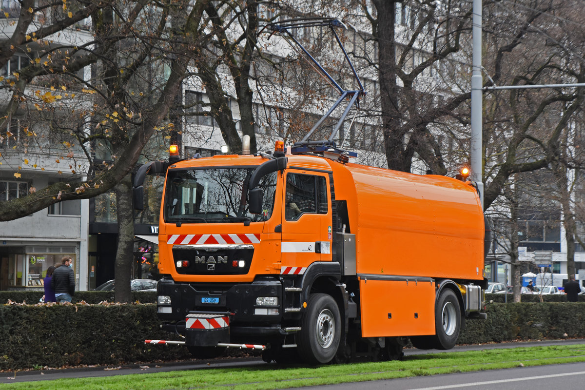 MAN Schienenreinigungsfahrzeug 2827 fährt Richtung Bahnhof SBB. Mit dem Pantograf kann der Fahrer jede Weiche und jedes Tramsignal ansteuern. Während der Lastwagen auf der Lore fährt gilt er als Tram. Die Aufnahme stammt vom 21.12.2020.