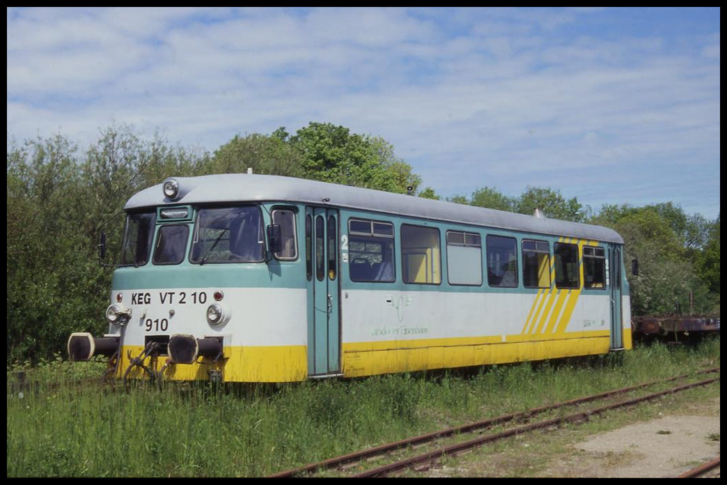 MAN Triebwagen VT 2.10 steht hier am 29.5.2004 als Reservefahrzeug im Bahnhof Putbus auf Rügen.