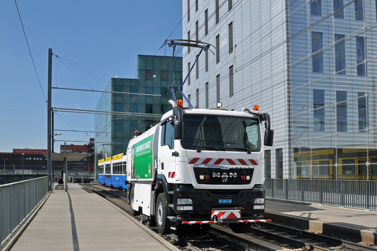 MAN Zweiwegfahrzeug reinigt das Gleis zwischen den Haltestellen Peter Merian und Münchensteinerstrasse. Die Aufnahme stammt vom 21.09.2015.