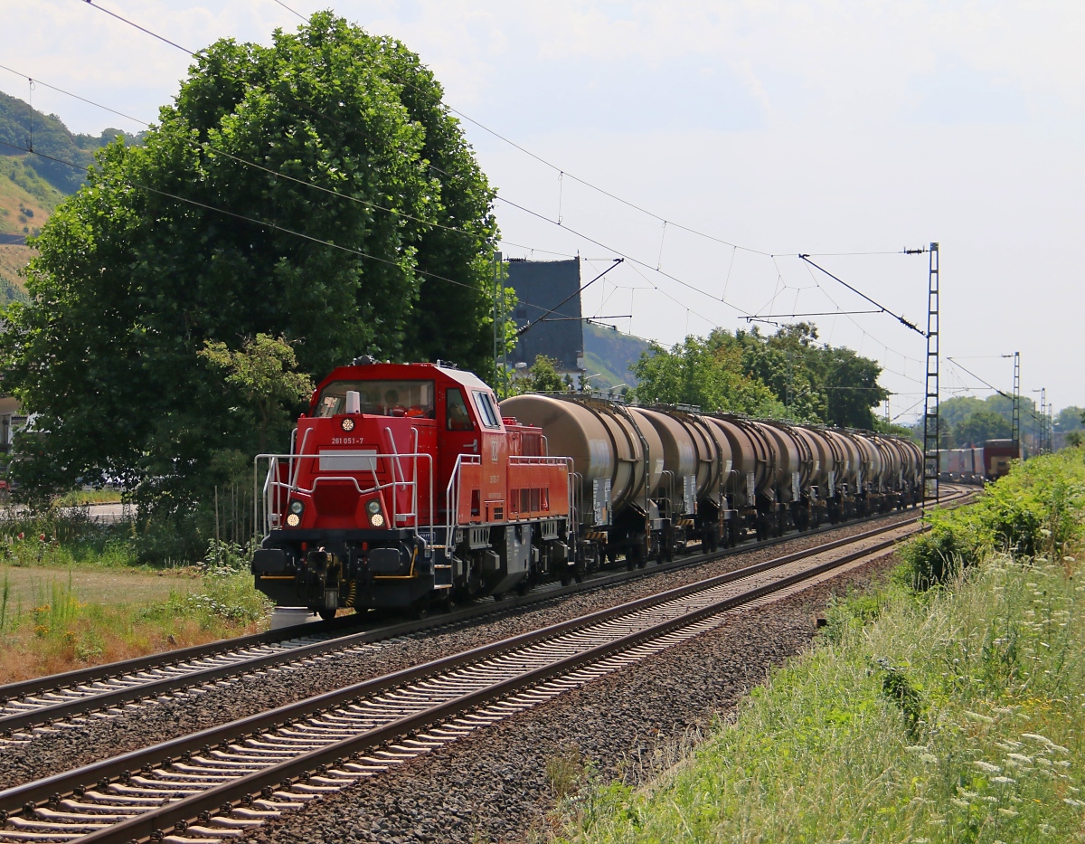 Manche Dinge erkennt man erst in der Bildbearbeitung, wie hier zum Beispiel den  freundlichen  DB-Mitarbeiter auf dem Beifahrersitz der 261 051-7, die am 17.07.2015 mit ein paar Kesselwagen Richtung Bonn unterwegs war. Na dann, Gruß zurück ;)! Aufgenommen in Leutesdorf.