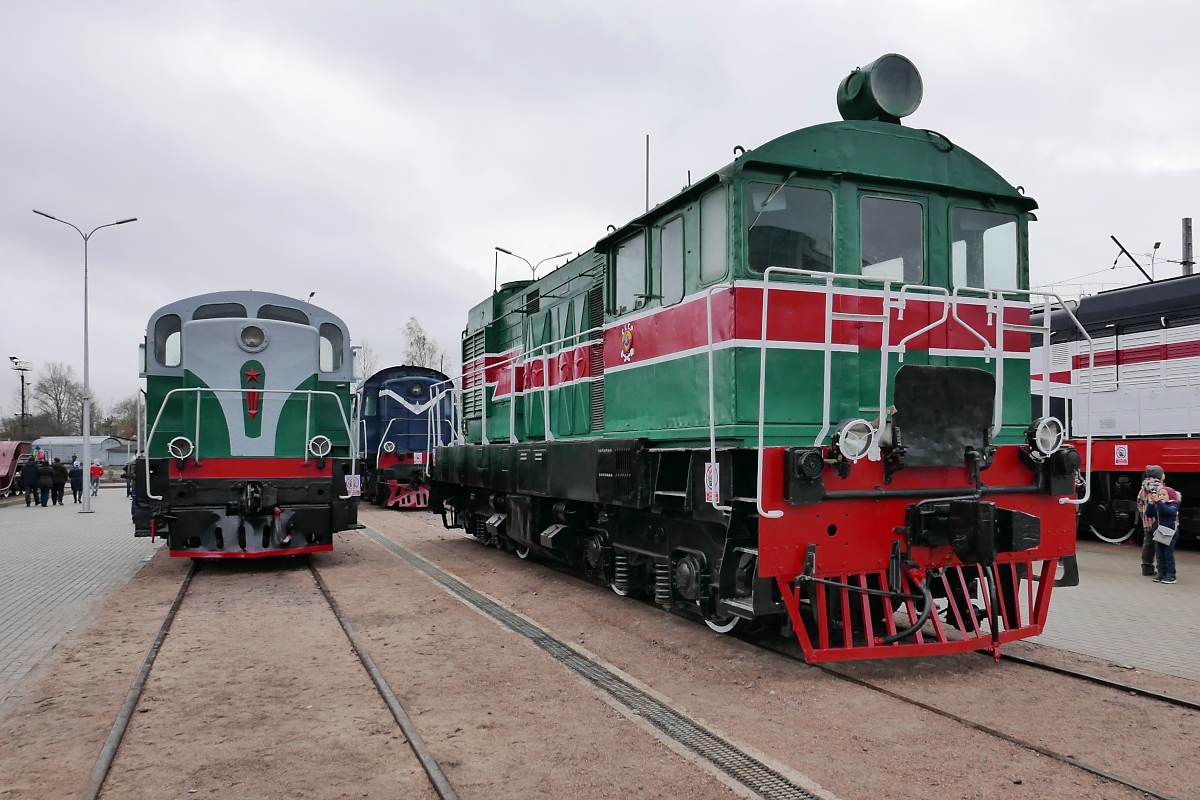 Manche Loks sind so frisch renoviert, dass sie noch keine Beschriftung haben. Hier zwei Rangier-Dieselloks, links ТГМ3-021, rechts ВМЭ1-043 im Russischen Eisenbahnmuseum in St. Petersburg, 4.11.2017
