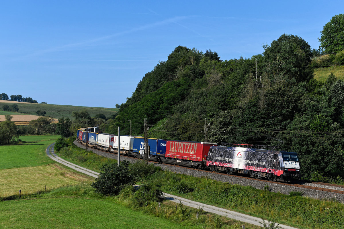 Manche Werbeloks bekomme ich nie zu Gesicht, andere fahren mir mit schöner Regelmäßigkeit vor die Linse. Zu letzterer Gattung zählt die  Pferdelok  von TXLogistik, die mir schon oft begegnet ist. Dennoch betätigte ich gerne den Auslöser, als ich die 189 997 vor dem DGS 40566 von Verona Q. E. nach Padborg im osthessischen Haunetal bei Hermannspiegel erblickte. 