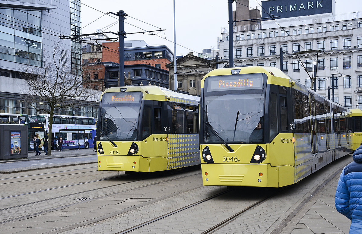 Manchester Metrolink Tram 1018 und 3046 (Bombardier M5000) an der Parker Street in Manchester City Centre. Aufnhame: 9. März 2018.