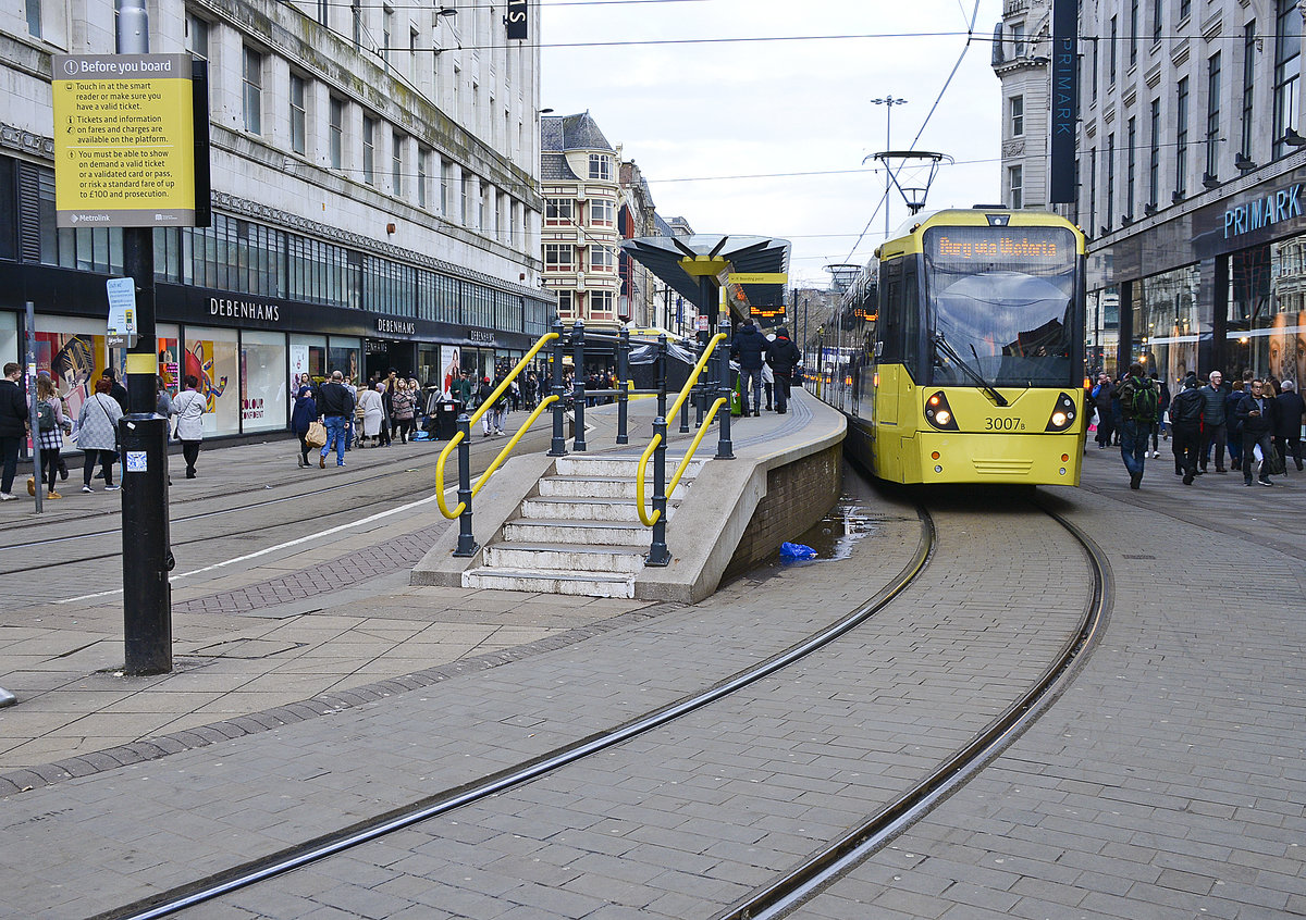 Manchester Metrolink Tram 3007 Bombardier M5000 an der Haltestelle Market Street in Manchester City Centre. Aufnahme: 11. März 2018.