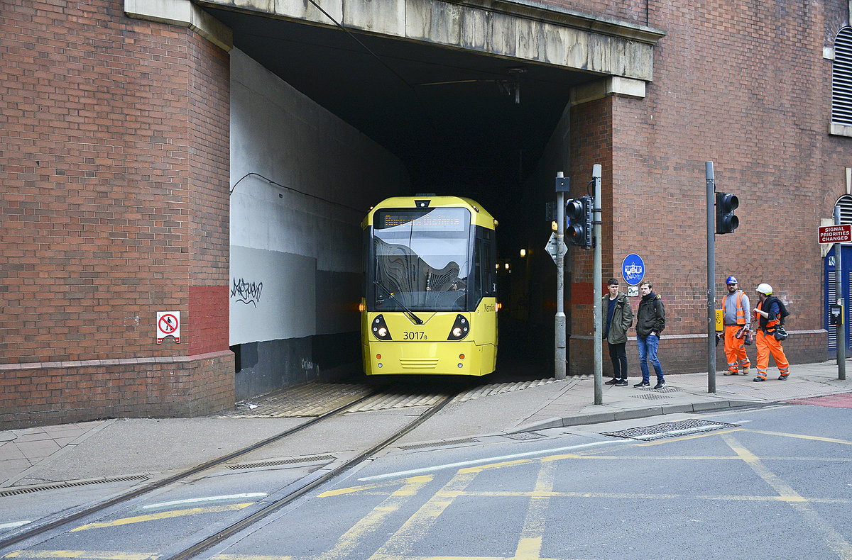 Manchester Metrolink Tram 3017 (Bombardier M5000) bei der Abfahrt von Manchester Piccadilly Station über dem London Road.
Aufnhame: 9. März 2018.